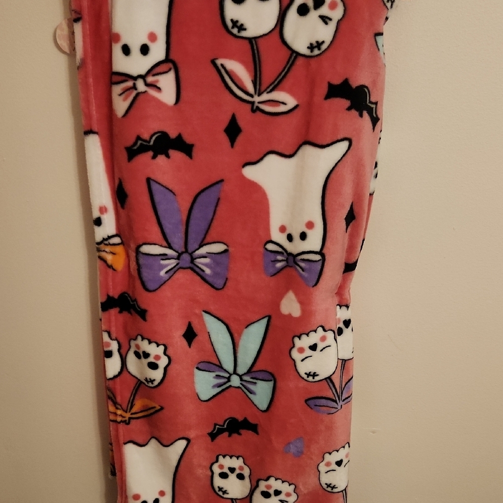 Betsey Johnson Pink Plush Blanket with Skulls and Bows NWT - Picture 6 of 7
